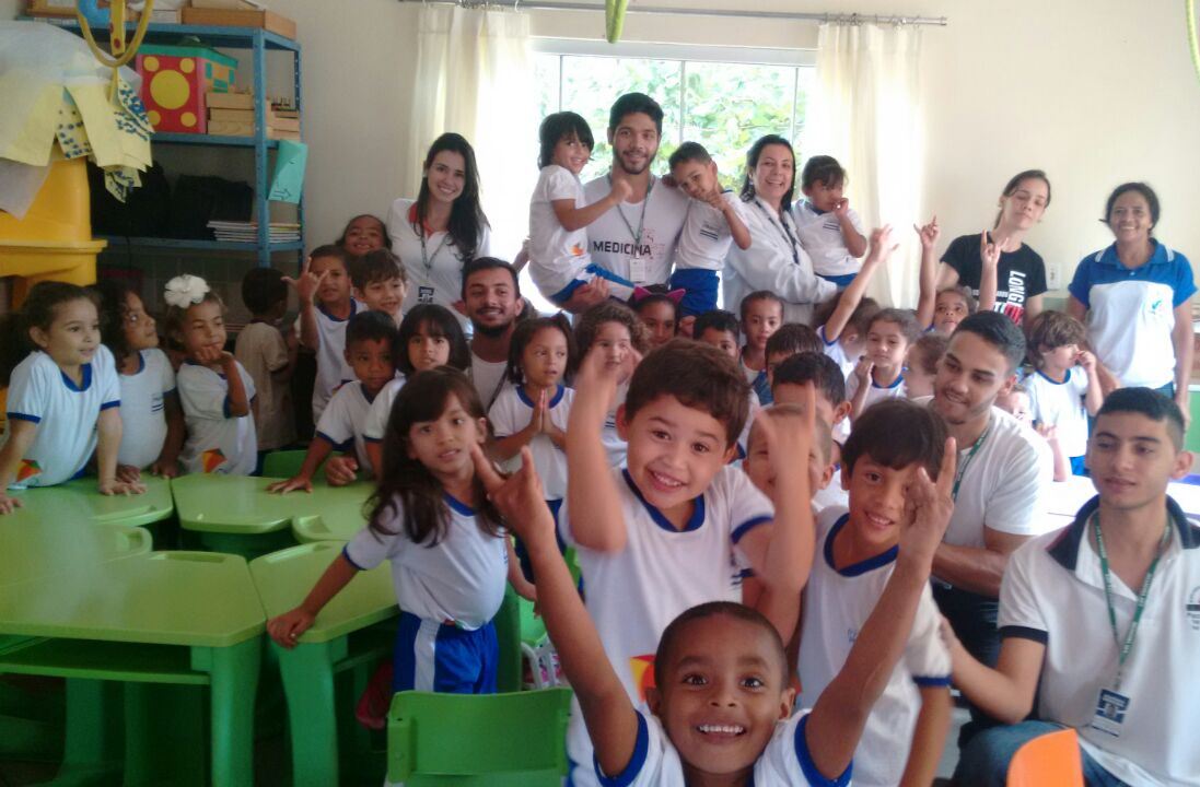 Estudantes de Medicina da UFT com alunos do CMEI Sementes do Amanhã  (Foto: Maria Sortênia / Divulgação)